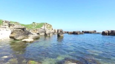 Kocaeli ilinin Kandira ilçesine bağlı kayalık bir plaj, Türkiye.
