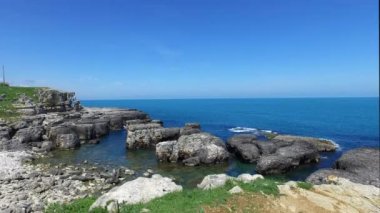 Kocaeli ilinin Kandira ilçesine bağlı kayalık bir plaj, Türkiye.