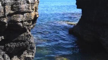 Kocaeli ilinin Kandira ilçesine bağlı kayalık bir plaj, Türkiye.
