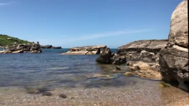 Kocaeli ilinin Kandira ilçesine bağlı kayalık bir plaj, Türkiye.