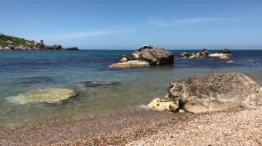 Kocaeli ilinin Kandira ilçesine bağlı kayalık bir plaj, Türkiye.
