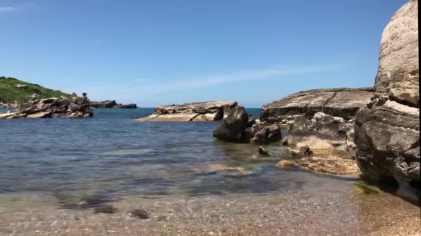 トルコ コカエリ県のカンディラ地区の岩のビーチ — ストック動画