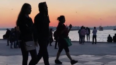 Gün batımında Kadıköy rıhtımında yoğun saatler. İstanbul Türkiye.