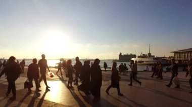 Gün batımında Kadıköy rıhtımında yoğun saatler. İstanbul Türkiye.