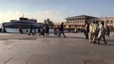Gün batımında Kadıköy rıhtımında yoğun saatler. İstanbul Türkiye.