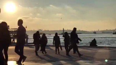 Gün batımında Kadıköy rıhtımında yoğun saatler. İstanbul Türkiye.