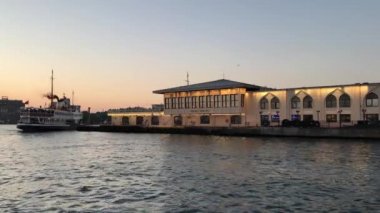 Gün batımında Kadıköy rıhtımında yoğun saatler. İstanbul Türkiye.