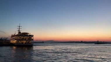 Gün batımında Kadıköy rıhtımında yoğun saatler. İstanbul Türkiye.