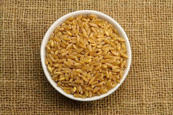 小麦在麻布上 — 图库照片