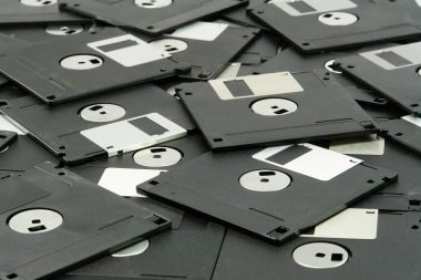 Antika disket sürücüler yığını. Yakın çekim.