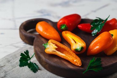 Kırmızı turuncu sarı tatlı biber masada yakın çekim