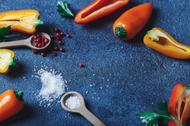 Kopya alanı sarı ve orang taş üzerinde çeşitli baharatlar kaşık masa