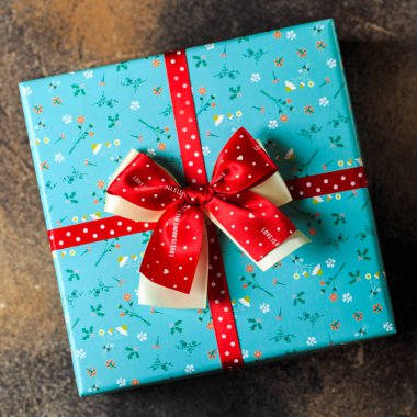 Çiçekler ve kırmızı kurdele ile gül çiçek b mavi hediye kutusu