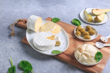 peynir kesme tahtası üzerinde