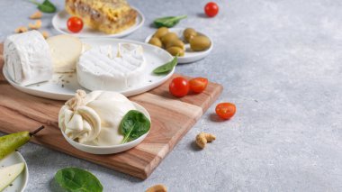 peynir kesme tahtası üzerinde