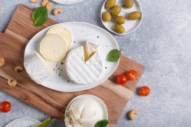 peynir kesme tahtası üzerinde