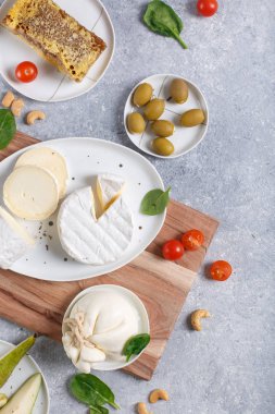 peynir kesme tahtası üzerinde