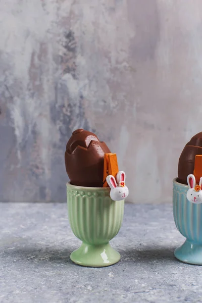 Ovos de Páscoa de chocolate sobre fundo cinza — Fotografia de Stock