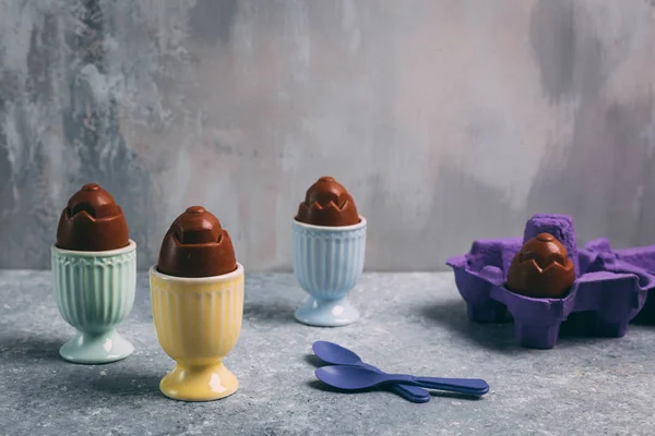 Huevos de Pascua de chocolate sobre fondo gris — Foto de Stock