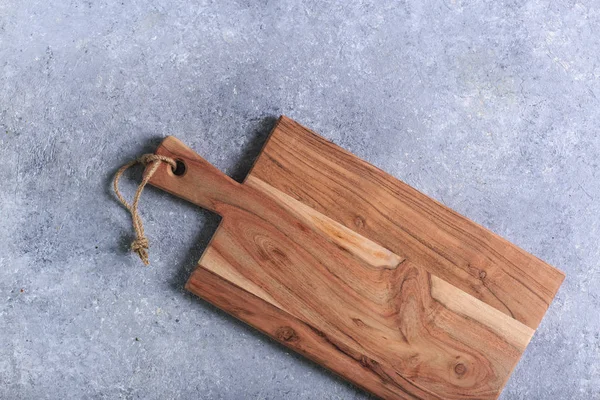 Tabla de cortar madera hecha a mano de nogal — Foto de Stock
