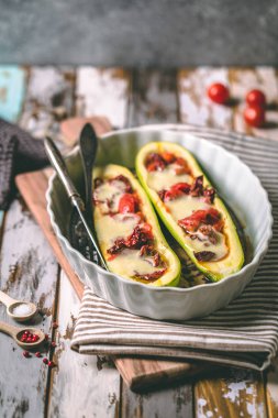 Güneş kurutulmuş domates ve peynir ile doldurulmuş kabak