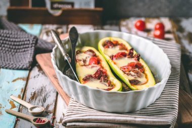 Güneş kurutulmuş domates ve peynir ile doldurulmuş kabak