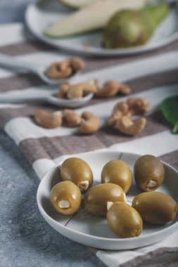 Zeytin ve gri mermer zemin üzerine peynir