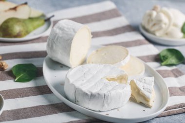 peynir kesme tahtası üzerinde