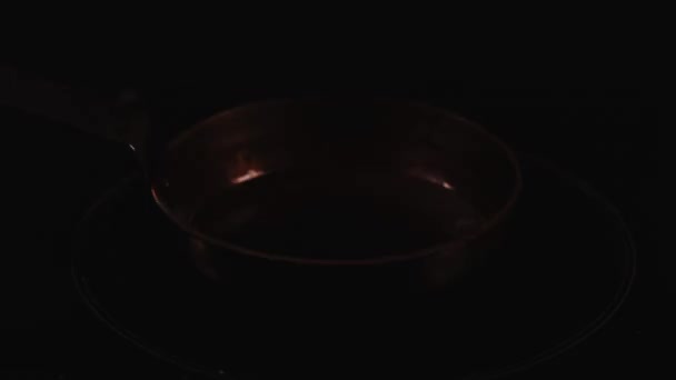 Яйцо жареное в сковороде темное. — стоковое видео