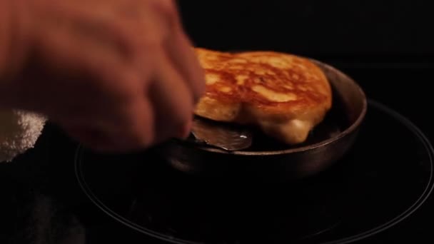 Woman hand is turning small pancake in little pan tasty — Stock Video