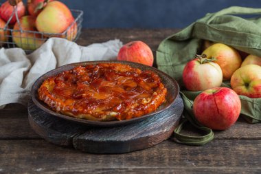 Elma, elmalı turta, üzerinde 100 doğal ürün etiketi olan pamuk torbası. Organik şeyler. Yakın plan..