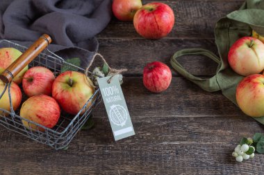 Elma ve pamuk torbası, üzerinde 100 doğal ürün var. Organik şeyler. Yukarıdan bak. Yakın plan..