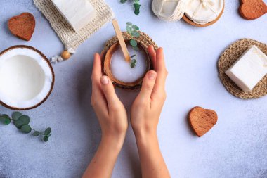 Doğal kozmetik ürünleri. Sabun ve taze otlarla döşenmiş. Kadın eli.