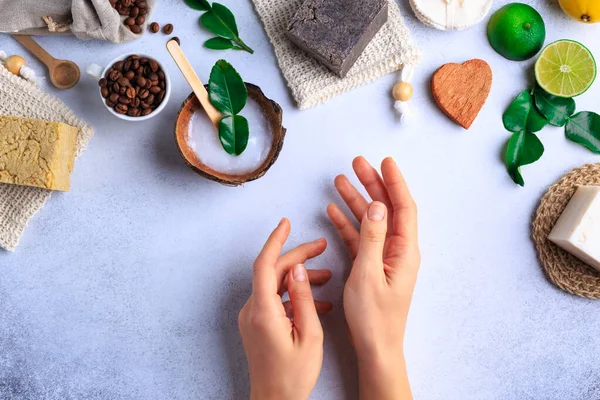 Naturalne produkty kosmetyczne ustawienie z mydłem i świeże zioła top view kobiece ręce — Zdjęcie stockowe