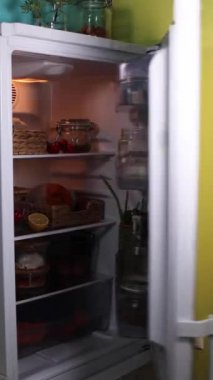 Buzdolabı kapısı depolama konseptini dikey olarak açar
