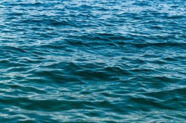 Deniz suyunun yüzeyi. Karadağ. Deniz suyu mavisi gök mavisi yansıması turkuaz mavi