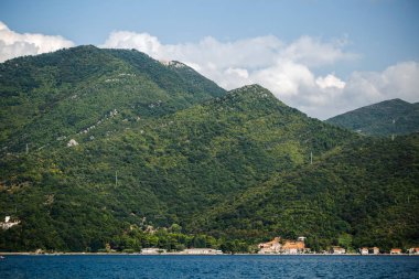 Karadağ 'ın deniz ve dağ manzarası. Güneşli bir gün