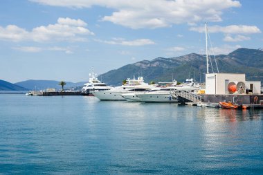Karadağ 'da Tivat kenti yakınlarında yatları olan Marina