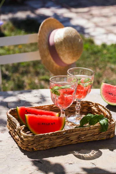 Na stole v zahradě v košíku jsou dvě sklenice limonády a plátek melounu. Antibes Francie — Stock fotografie