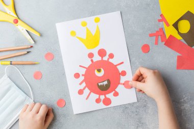 Çocuk elleri Corona virüsü covid-19 ile kart kolajı yapıyor
