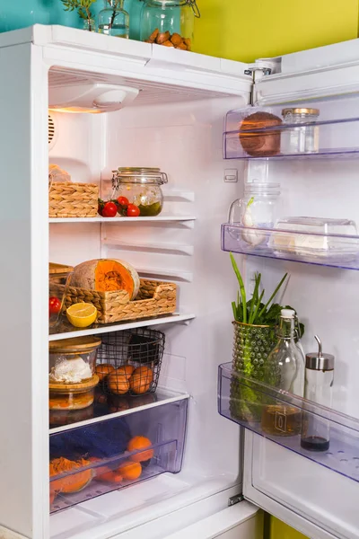 Nyitott hűtő belülről tele zöldségekkel, gyümölcsökkel és egyéb élelmiszerekkel szép rendelés — Stock Fotó