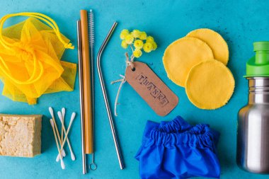 Sıfır Atık Şey. Çevre hayatı için yeniden kullanılabilir şeyler: şişe, bambu pipet ve kulak çubuğu, ayakkabı örtüsü, ağ torbası, pamuk ped.