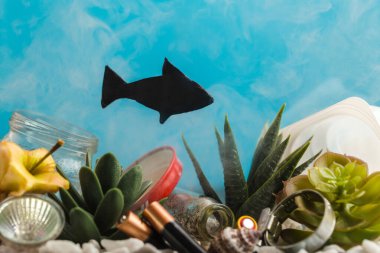 Kirlenmiş deniz yaratıcılığı kavramında siyah balık silueti