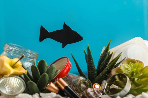 Kirli deniz yaratıcılığı kavramında kavanozun siyah silüeti