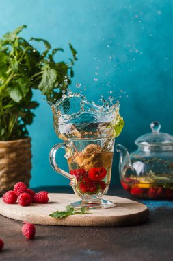 ahududulu nane çayı ahşap tahtada su sıçramış.