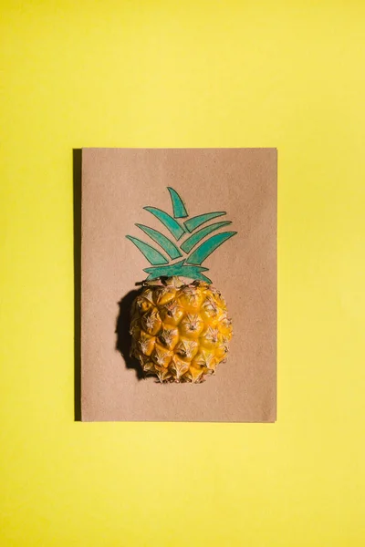 Kreativa tropiska gratulationskort med ananas — Stockfoto