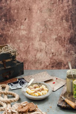 Kayıktaki deniz makarnası halat mektup natürmort