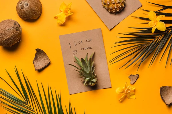 Kreatív trópusi üdvözlőlapok ananászkoronával, megjegyzéssel Levettem a koronámat — Stock Fotó