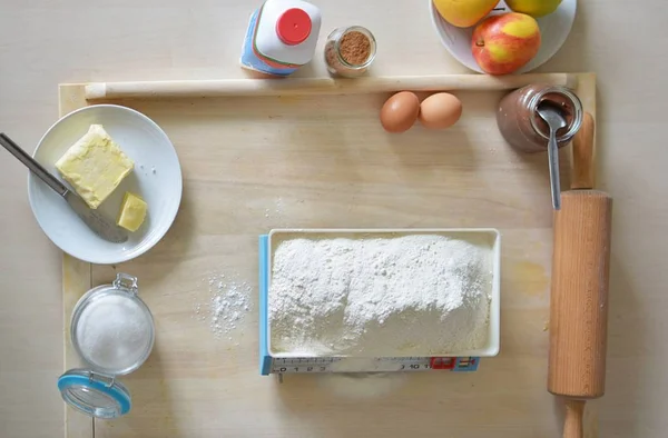 Hefekuchen Backen Mit Kakaofüllung Mehl Wiegen — Stockfoto