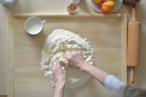 Maya pasta doldurma - hamur karıştırma bir kakao ile pişirme